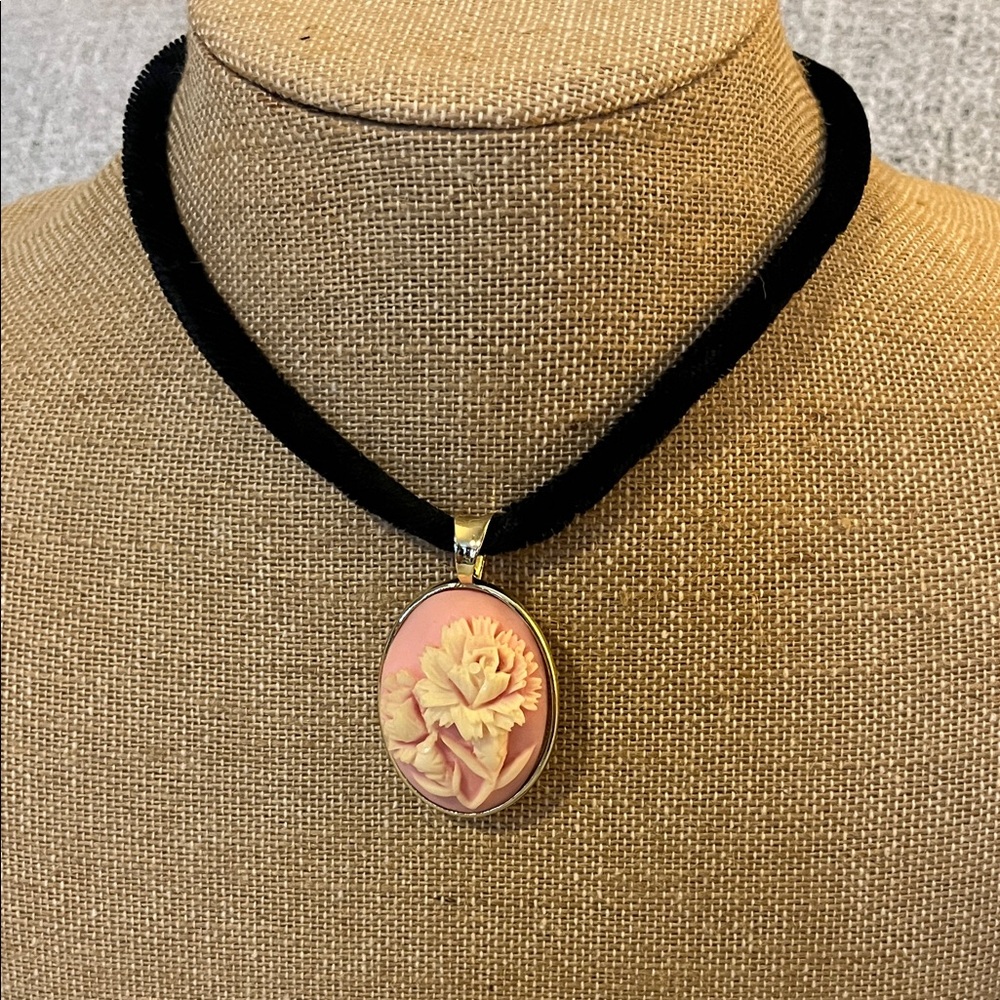 Vintage Cameo Velvet Choker Pendant Necklace